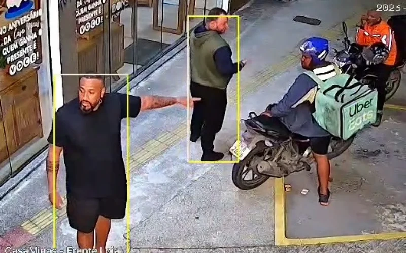 No vídeo, o cliente, aparentemente, efetua disparos, mas arma falha