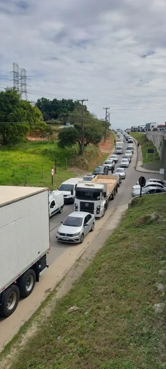 Motoristas afirmam que a retenção é intensa em todo o trecho