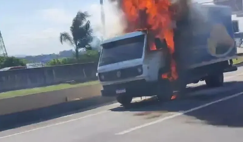 De acordo com a concessionária Ecoponte, ninguém ficou ferido e o fogo foi controlado rapidamente