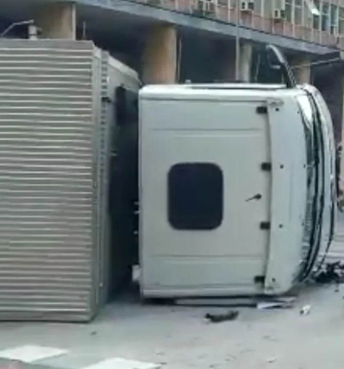 Caminhão tomba após batida com carro da PM no centro do Rio
