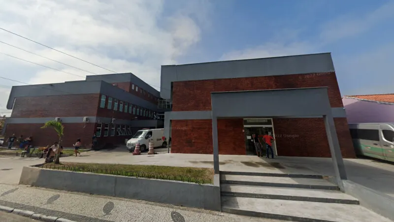 Homem baleado foi levado ao Hospital Geral de Arraial do Cabo, mas não resistiu