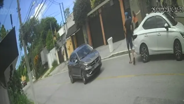 Mulher foi abordada enquanto estacionava carro em Piratininga