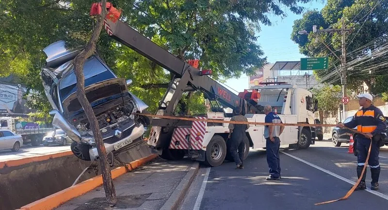 Assim que o veículo começou a ser içado, a pista da esquerda precisou ser parcialmente interditada