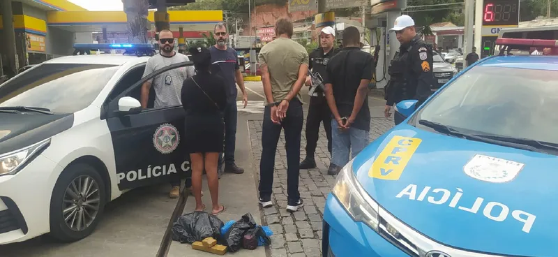 Para despistar a polícia, eles pegaram o carro por aplicativo em Niterói.
