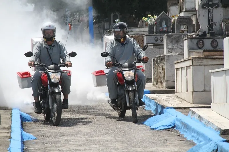 A Vigilância em Saúde Ambiental realizou, nesta segunda-feira (30), a pulverização de inseticida para o controle do mosquito Aedes aegypti