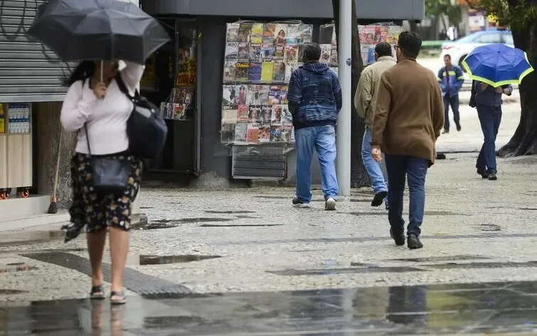 A previsão é de que o tempo fique nublado e haja pancadas de chuva a partir desta tarde (14)