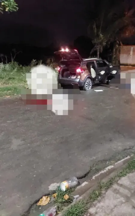 Três homens foram encontrados mortos perto de um carro roubado