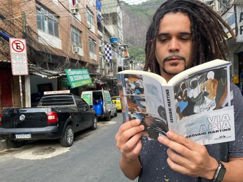O escritor Geovani Martins, é autor do romance Via Ápia