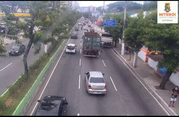 Um caminhão também enguiçou na Avenida Jansen de Melo, mas fluxo segue estável