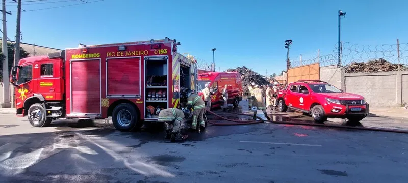 Bombeiros deixaram o local pro volta das 9h30 desta sexta (7)