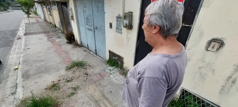 O músico Celso Pontes, de 74 anos, relata que luta há mais de 10 semanas para tentar com que a Águas do Rio conserte um trecho do piso tátil