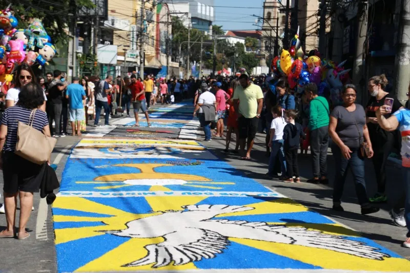 São Gonçalo tem o maior tapete de sal da América Latina, arte tradicional da data