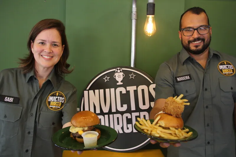 Craques do futebol 'viram' cardápio na Invictos Burguer, na