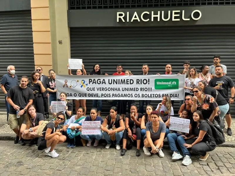 Famílias se reuniram em manifestação no centro do Rio, nesta manhã (25)