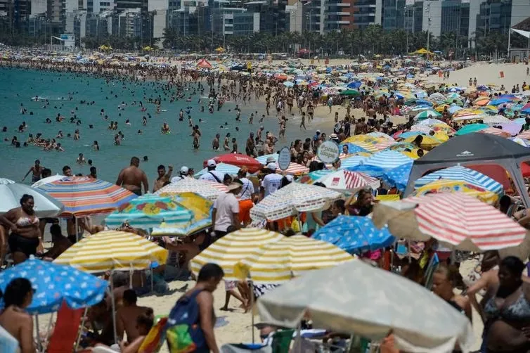 Treze praias estão liberadas em Niterói e 12 no Rio