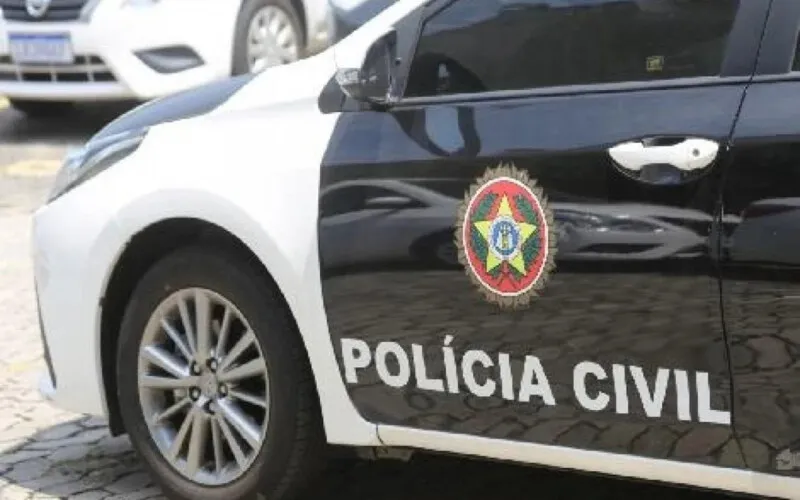 Ao notarem a chegada da polícia, alguns suspeitos arremessaram materiais, anotações e planilhas pela janela, mas todo o material foi recuperado e apreendido.