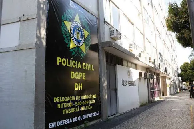 As vítimas, que não tiveram as identidades confirmadas, tinham cerca de 35 anos