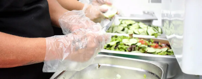 A maioria das vagas oferecidas está concentrada nos setores de alimentação, bares e restaurantes
