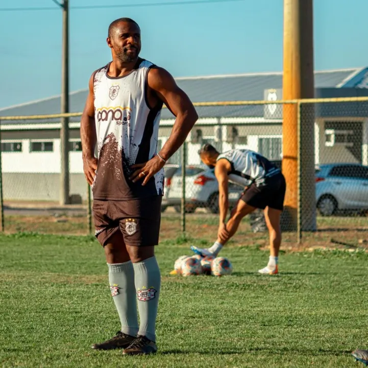 Léo Itaperuna iniciou sua carreira nas Categorias de Base do Fluminense, onde ficou por 5 anos