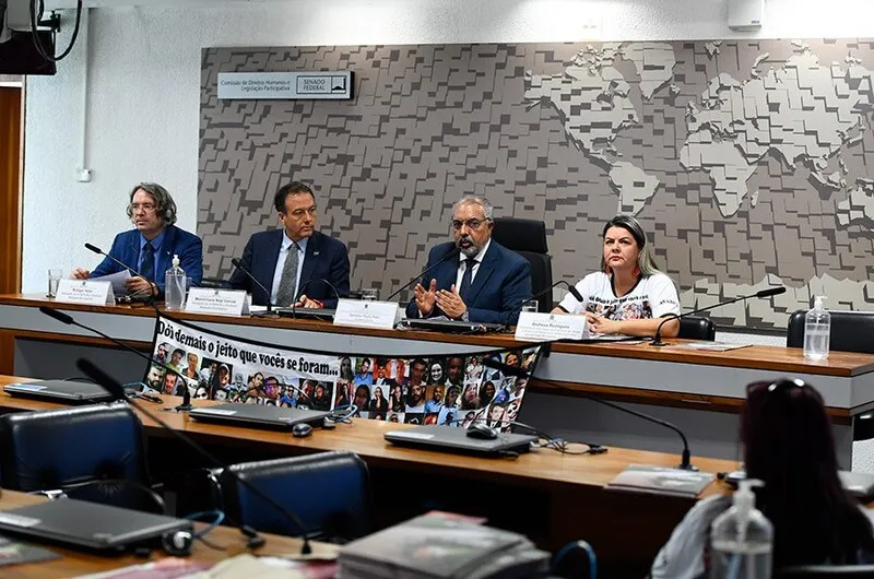 Presidente da CDH, o senador Paulo Paim (2º à dir.) comandou o debate