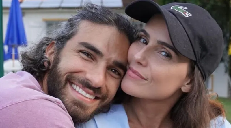 O marido de Deborah Secco, Hugo Moura, também estava presente no programa e acompanhou, aos risos, a esposa dar detalhes de sua intimidade