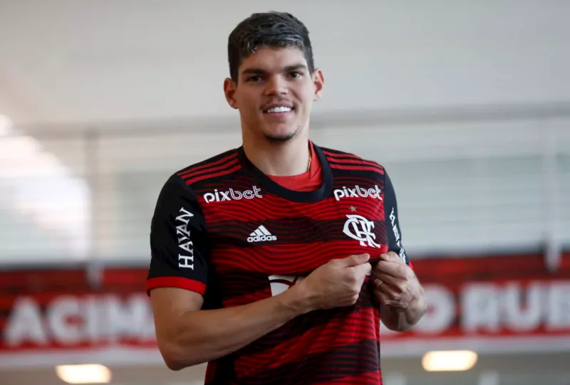 Clube aguarda resposta do Flamengo para avançar na negociação pelo lateral