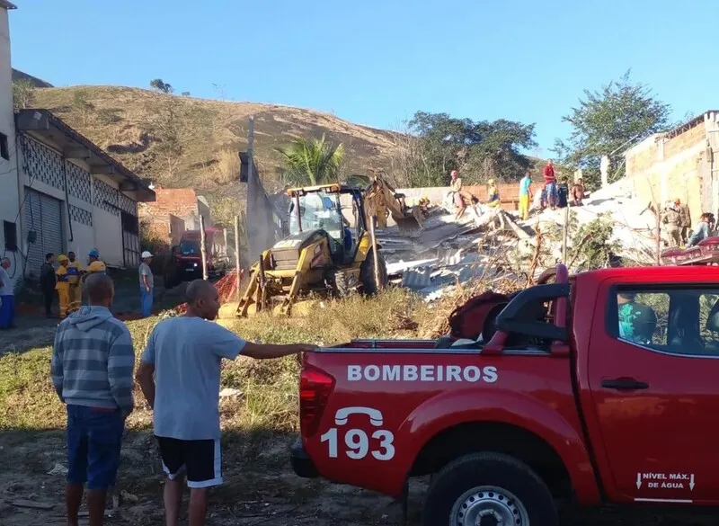 Duas pessoas foram retiradas dos escombros mas não sobreviveram