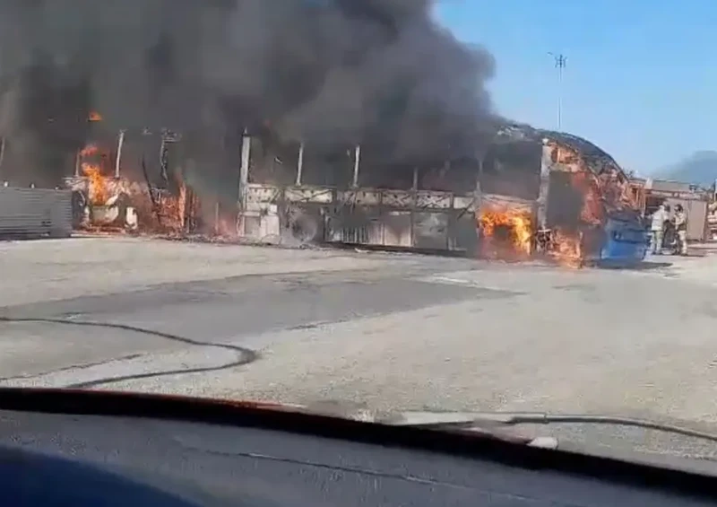 Criminosos queimam ônibus na Zona Oeste do Rio, em represália a morte de Matheus Rezende, um dos chefes da milícia