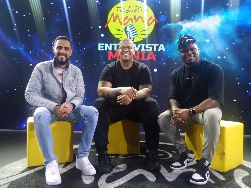 Parte do DiPropósito esteve nos estúdios da Rádio Mania nesta quarta (02). Da esquerda para a direita: Matheusinho, Kaique e Laycon