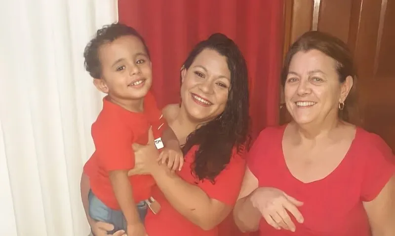 Theo, criança autista de 4 anos, com sua mãe Fabiana Almeida e sua avó, Maria Lúcia Almeida