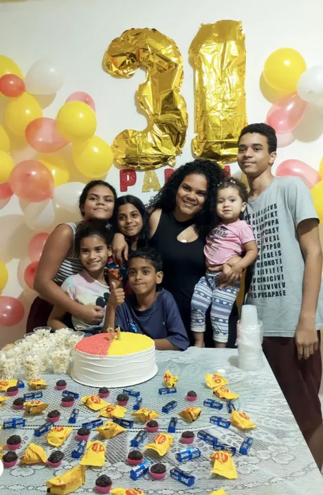 Pâmella, seus 5 filhos e sua neta