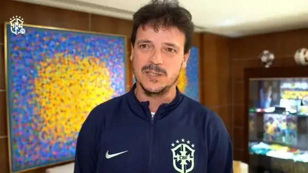 Técnico Fernando Diniz realiza treino com alterações para enfrentar o Uruguai