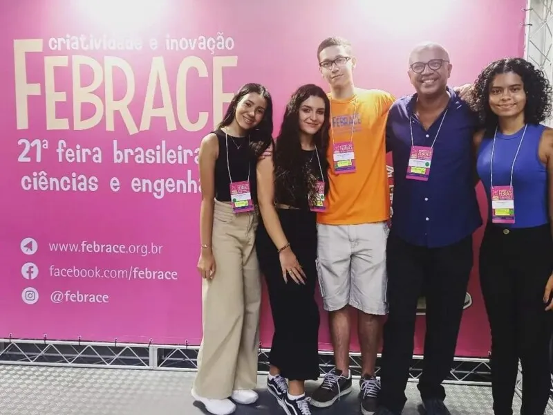 As jovens receberam o Destaque MCTIA, um prêmio oferecido a outros três projetos