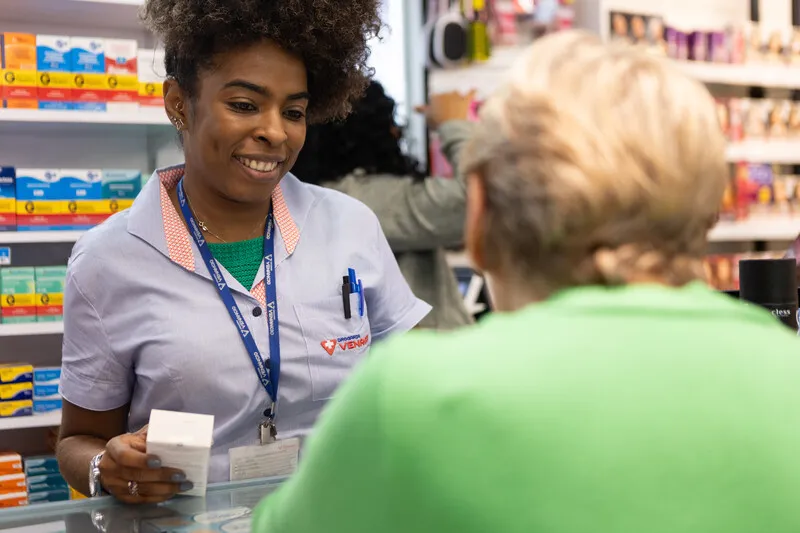 A rede possui, atualmente, vagas para farmacêutico, atendente de loja, operador de caixa, fiscal de loja, estoquista e diversas outras funções