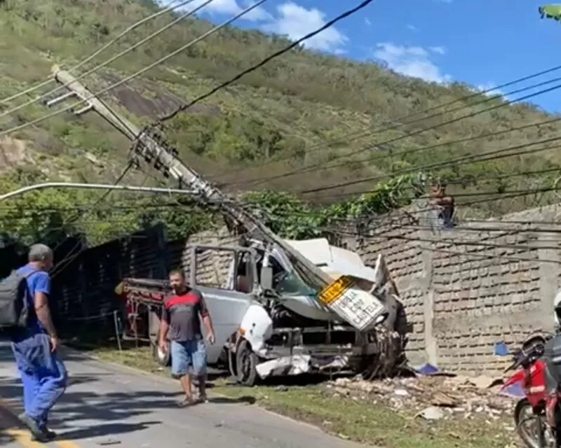 Caminhão bateu contra poste, que entortou sobre a via