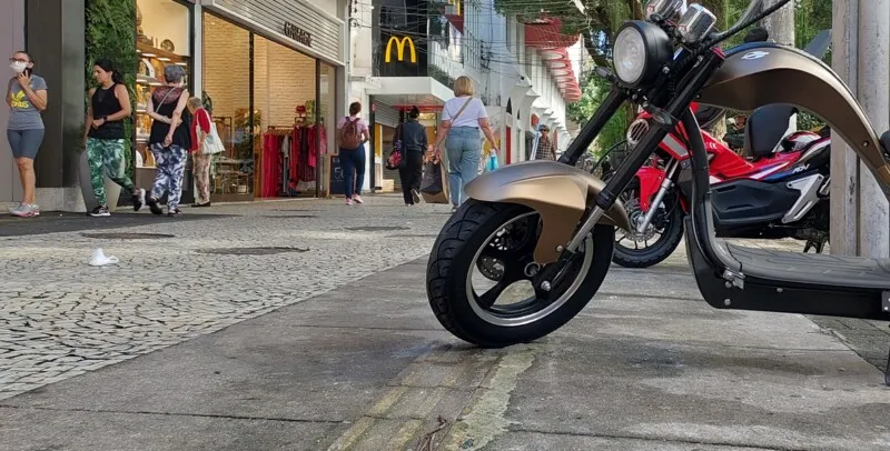 Motocicletas obstruem trecho da calçada