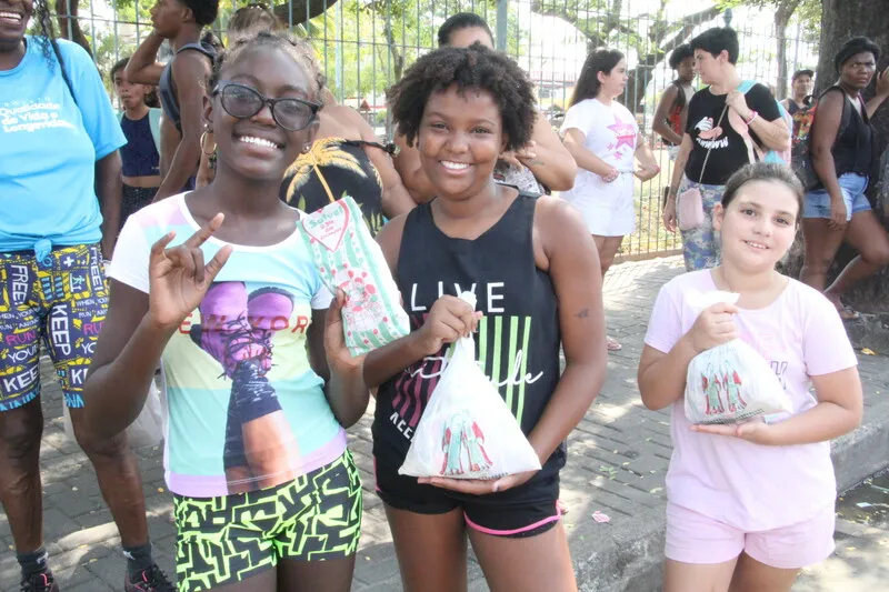 Crianças conseguem doces na praça da Trindade