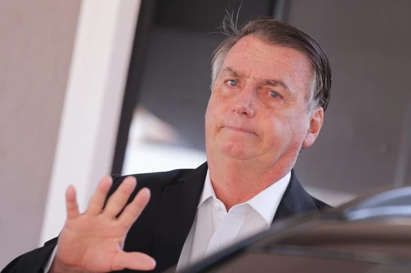 O ex-presidente Jair Bolsonaro (PL) teve alta do hospital, na tarde desta sexta-feira (15)