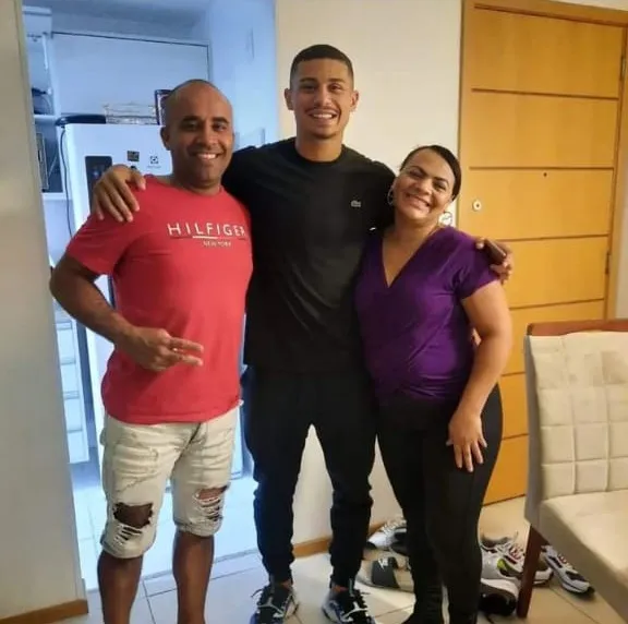 A família havia se reunido em Algodão, cidade natal do jogador, no último mês
