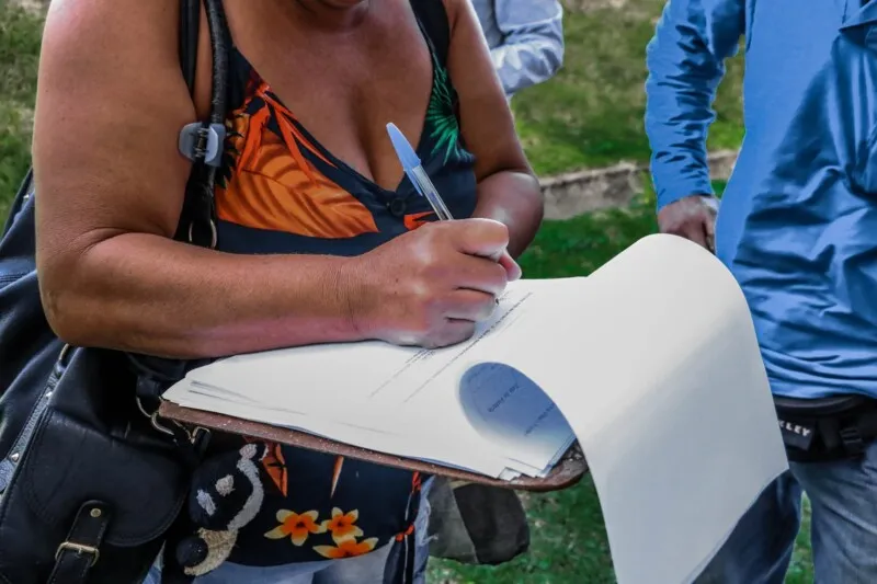Ao chegarem ao local, os contemplados passam por uma triagem, para a verificação de documentos