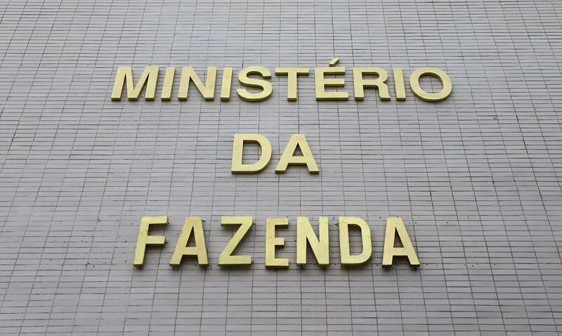 O Ministério da Fazenda negou, por meio de nota publicada nesta quinta-feira (10), o fim da isenção da alíquota de importação para compras internacionais de até US$ 50