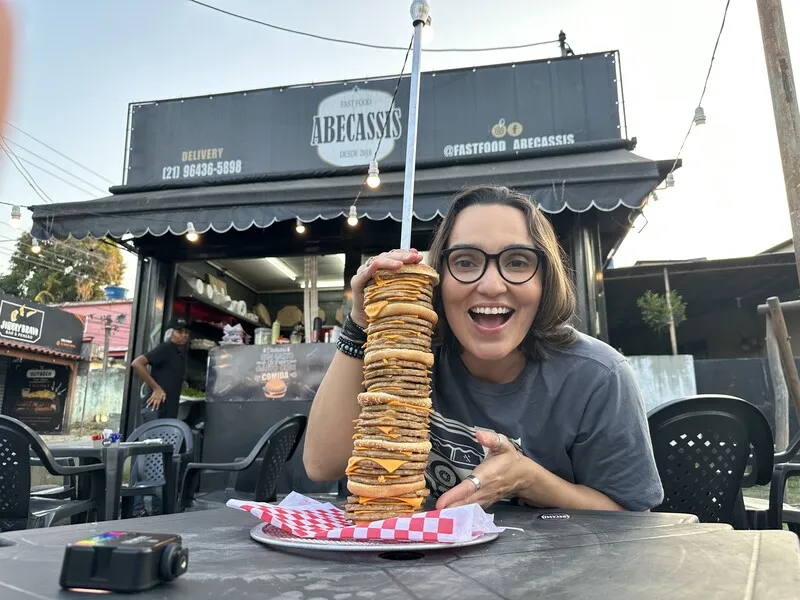 Com lanches icônicos e apoio à ONG Liga Du Bem