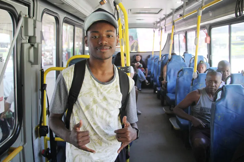 O rapper resolveu trabalhar fazendo suas rimas em transportes públicos há mais ou menos dois meses