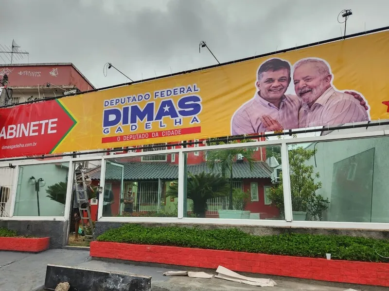 Dimas, que tem base política na cidade, montou seu novo gabinete em uma casa na Avenida Presidente Kennedy