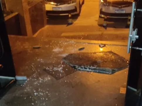 Ele foi autuado em flagrante por porte de drogas, corrupção ativa e dano ao patrimônio público