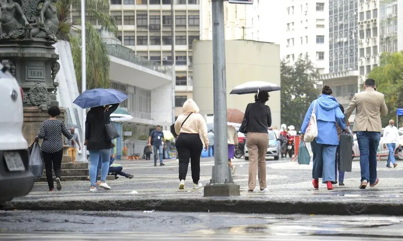 No sábado (19), a frente fria vai ocasionar uma queda acentuada na temperatura com a máxima 33º C e a mínima de 19º C, segundo o Centro de Operações Rio