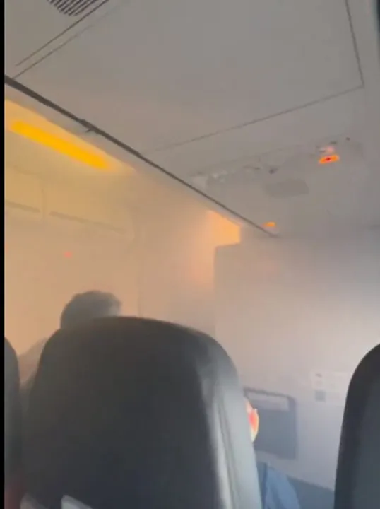 Um vídeo que circula nas redes sociais mostra a fumaça dentro da aeronave