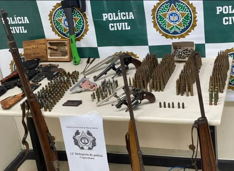 Durante a ação, foram encontradas oito armas, sendo três revólveres, uma pistola, uma garrucha e três espingardas