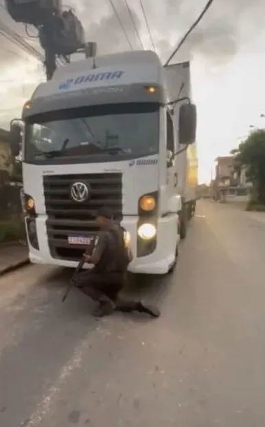 A ocorrência foi encaminhada para a Delegacia de Roubos e Furtos de Cargas (DRFC)
