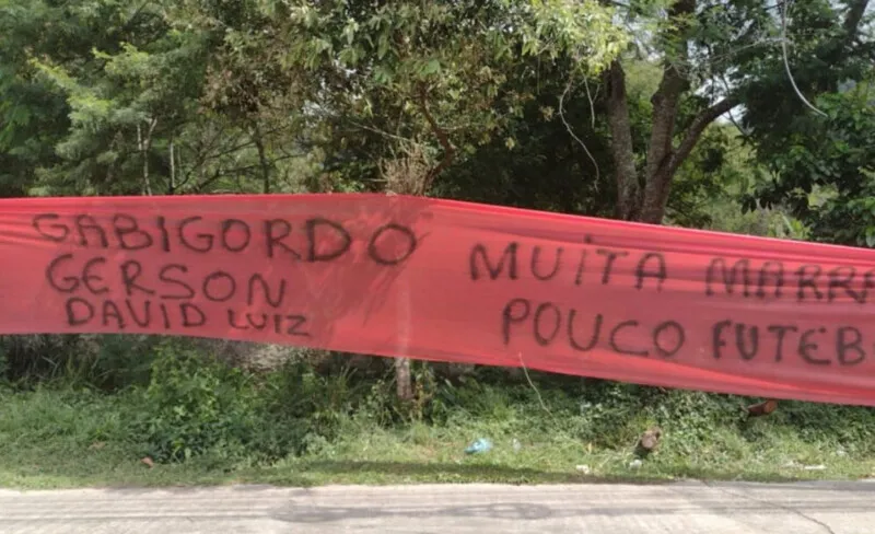 Faixas com o nome "Gabigordo" e a frase "Muita marra, pouco futebol" foram expostas no local